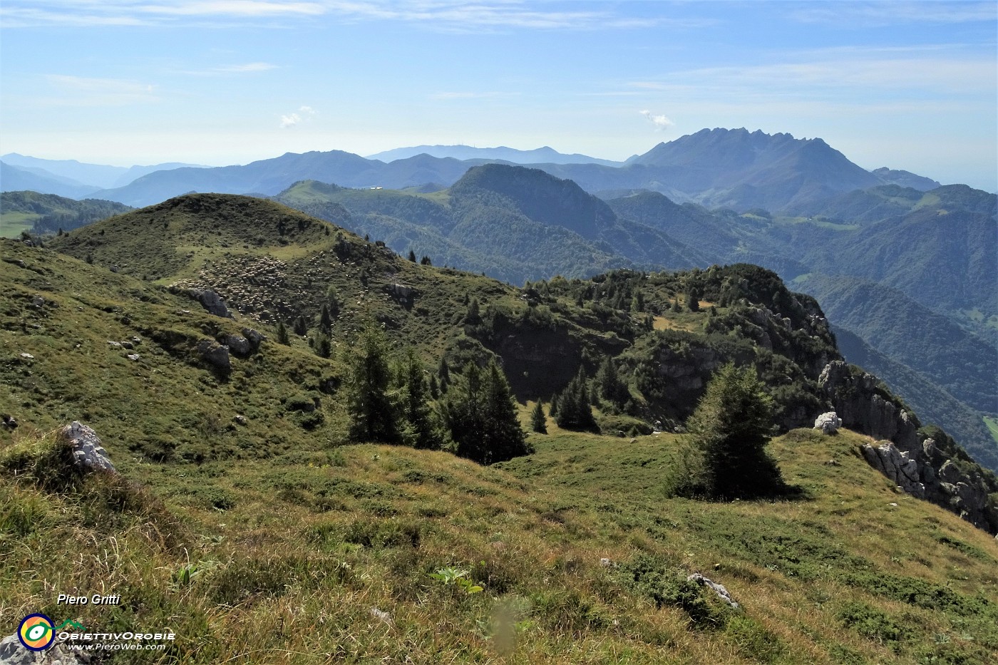 44 Al Colle del faggio (1835 n) si apre una amena conca pascoliva con vista in Resegone.JPG